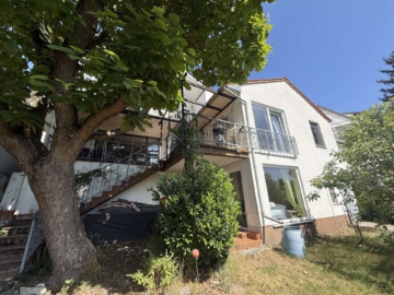 Charmanter Blickfang mit Entwicklungspotenzial: Zweifamilienhaus in unverbaubarer Hanglage, 76751 Jockgrim, Haus