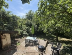 Sitzplatz hinterer Garten - Charmanter Blickfang mit Entwicklungspotenzial: Zweifamilienhaus in unverbaubarer Hanglage