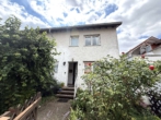 Hausansicht Eingang - Seltene Gelegenheit in Seeheim: Potenzialstarke Doppelhaushälfte auf sonnigen 634 m² Traumgrundstück