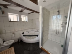 Badezimmer - kernsaniertes Einfamilienhaus – mit zusätzlichem Bauplatz in zweiter Reihe