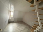 Zimmer OG mit Wendelgreppe DG - Wörth: Haus mit Seele, Raum für Ideen und Zukunft: Sonnenterrasse, Kaminwärme und Nebengebäude