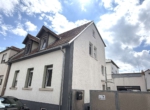 Hausansicht Strasse - Wörth: Haus mit Seele, Raum für Ideen und Zukunft: Sonnenterrasse, Kaminwärme und Nebengebäude